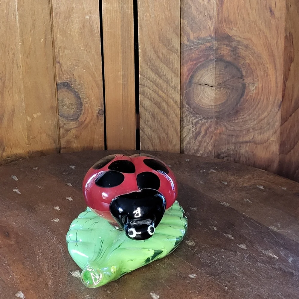 Glass Ladybug on Leaf Figurine - Picture 6 of 15